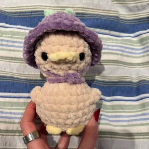 Virkad lila blomanka - Visste inte att jag skulle få så många frågor på dessa ankor sedan den första jag testade, men förstår helt klart varför! Här har vi 4 små beiga ankor, alla med söta blomhattar. Denna ankan med en lila blomhatt💜. OBS:  !Dessa innehåller säkerhetsögon som inte rekommenderas för barn under 3 år!