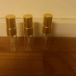 Zara splitpaket  - 3 stycken 3 ml glasdekanter med spray✨️Välj bland dessa dofter🔅Toffee dolce🔅Macaroon cream🔅Sensual vanilla🔅Dark romance🔅Violet blossom candy🔅Cherrybomb🔅Sunkissed banana🔅Applejuice crush🔅Strawberry dress 🔅Vibrant caramel 