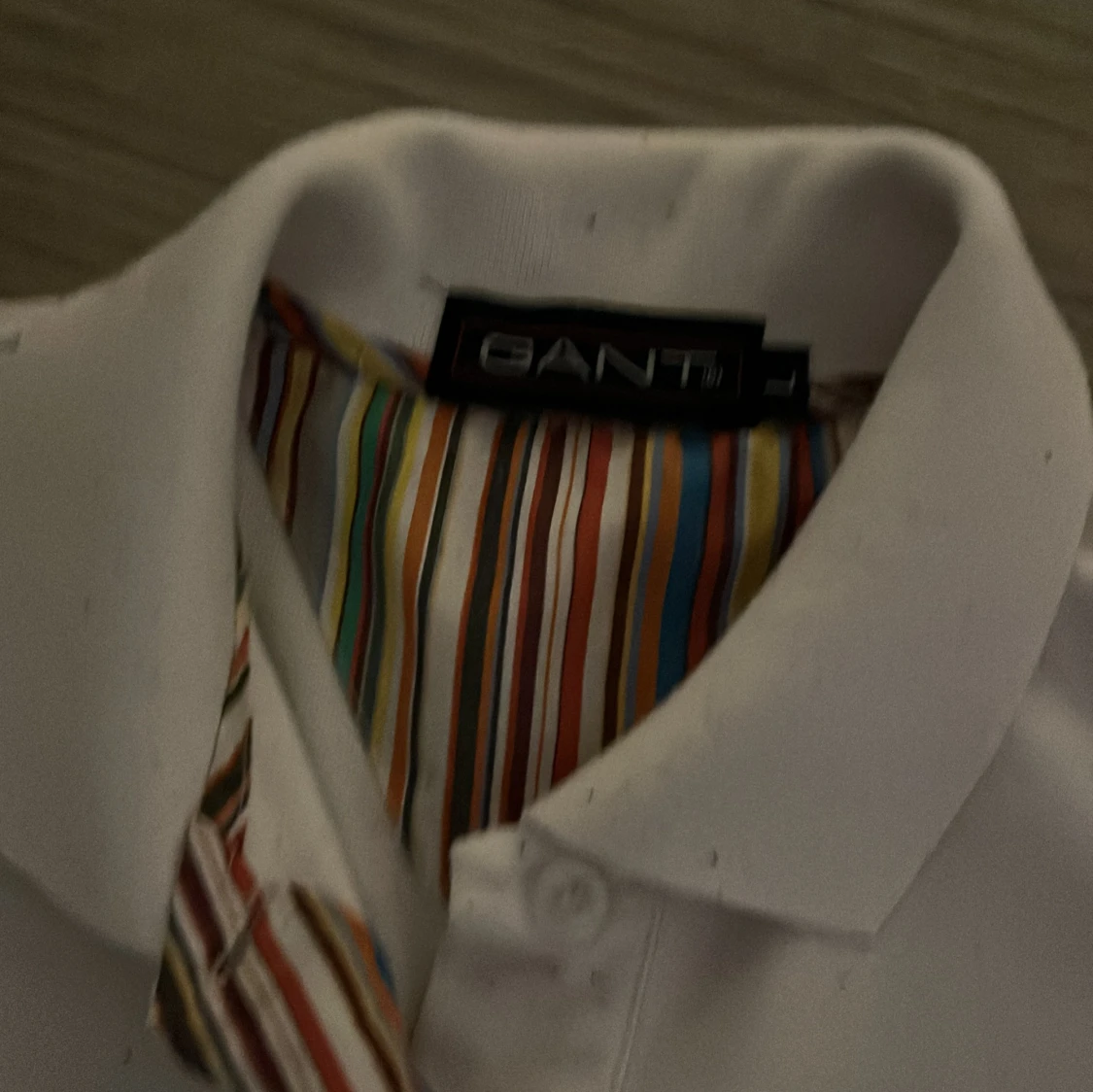 Vit piké från Gant med ränder vid nack kragen  - 2