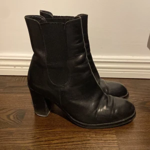 Fina svarta skor med klack - Säljs pga att de inte riktigt är min stil! Använda men varit väl omhändertagna 