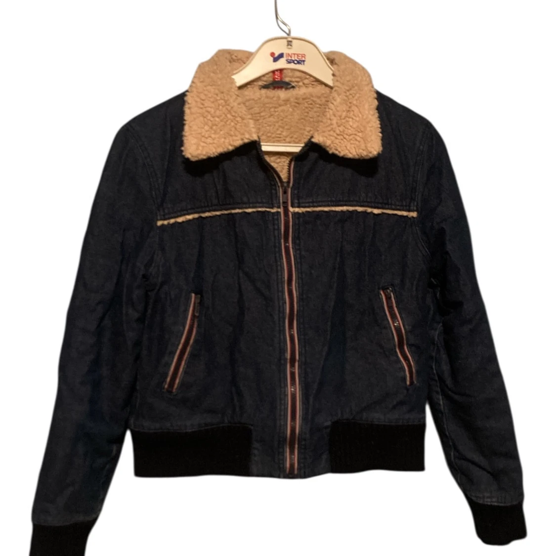 Mörkblå jeansjacka med teddykrage