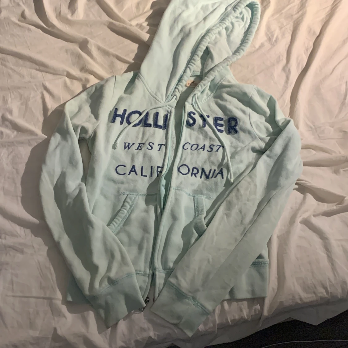 Ljusblå Hollister hoodie med tryck - 1
