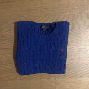 Blå kabelstickad tröja Polo Ralph Lauren - Säljer en jätte snygg Ralph Lauren tröja den har inga inga defekter och är i perfekt skick. Skriv till mig vid frågor priset går att justera vid snabb affär.