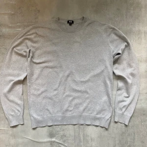 Grå uniqlo tröja  - Jag Säljer en fet stickad tröja från uniqlo| skicket på tröjan är bra 8/10 | storlek M| ny pris 700: mitt pris är 249 | skriv vid frågor och funderingar  