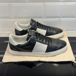 Valentino Flycrew  - Valentino Flycrew skor nästintill nya | Storlek 44 passar även 45 | ALLA nitar är på | Priset kan diskuteras vid seriöst intresse | Ingår: dustbag | Hör av dig vid frågor eller funderingar!