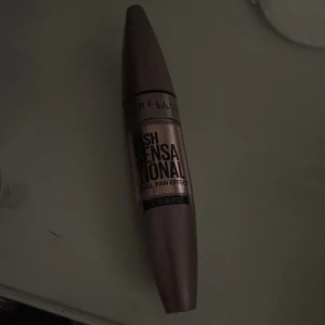 Maybelline Lash Sensational Mascara - Maybelline Lash Sensational mascara i färgen Very Black. Snygg roséguldig tub med svart text. Ger full fan effect och separerar fransarna för en intensiv look. Perfekt för dig som vill ha riktigt svarta och fylliga fransar. helt ny