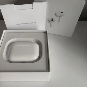 AirPods Pro - Säljer mina AirPods Pro, funkar perfekt och är i riktigt bra skick. Ljudet är grymt. Dom är rengjorda och batteriet håller bra. Laddningscase följer med.  Perfekta om du vill ha kvalitetslurar utan att betala fullpris