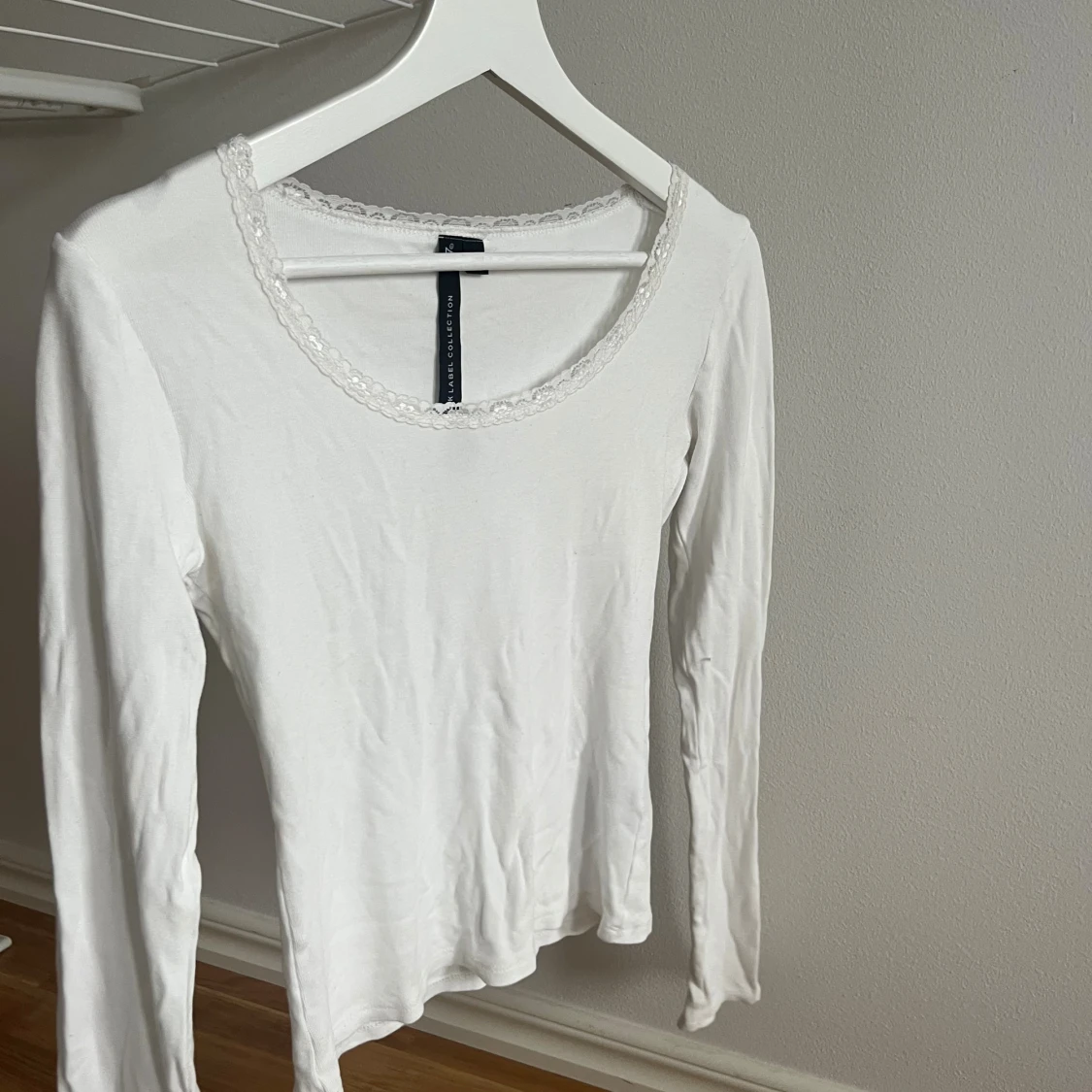 Vit långärmad topp med spetskant - 1