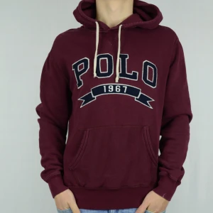 Ralph Lauren hoodie   - POLO RALPH LAUREN HOODIE  Storlek : M   Passform : Normal  Användning : Hoodien är i ett väldigt fint skick utan defekter  Nypris : Cirka 2500SEK  Modellen på bilen är 182CM och väger 76KG