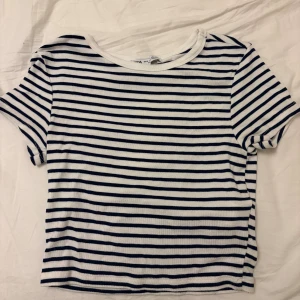 Randig minitopp  - Randig minitopp från Zara. Använd någon gång 