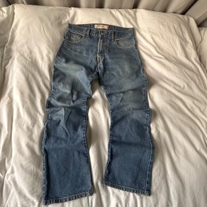 Bootcut Levis 517 - Feta bootcut jeans från Levis i modell 517🔥 skriv privat om du har funderingar, pris kan diskuteras vid snabb affär‼️STORLEK 32/32