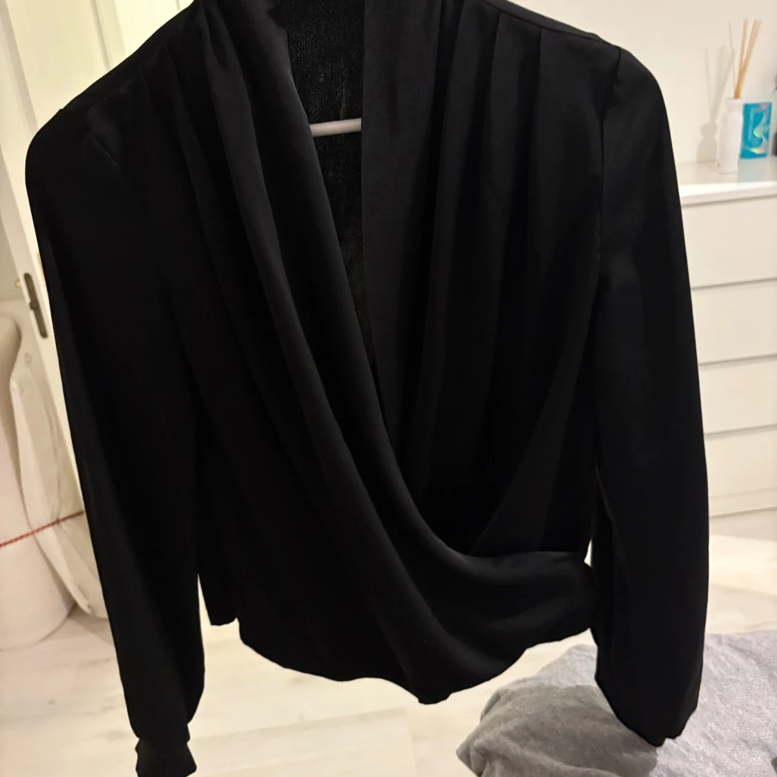 Svart omlottblus från SHEIN - 1