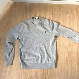 Ralph lauren tröja  - Hej säljer nu min Ralph lauren tröja som är sparsamt använd skick är 8/10 ny pris är runt 1500 kan gå ner i pris vid snabb affär 