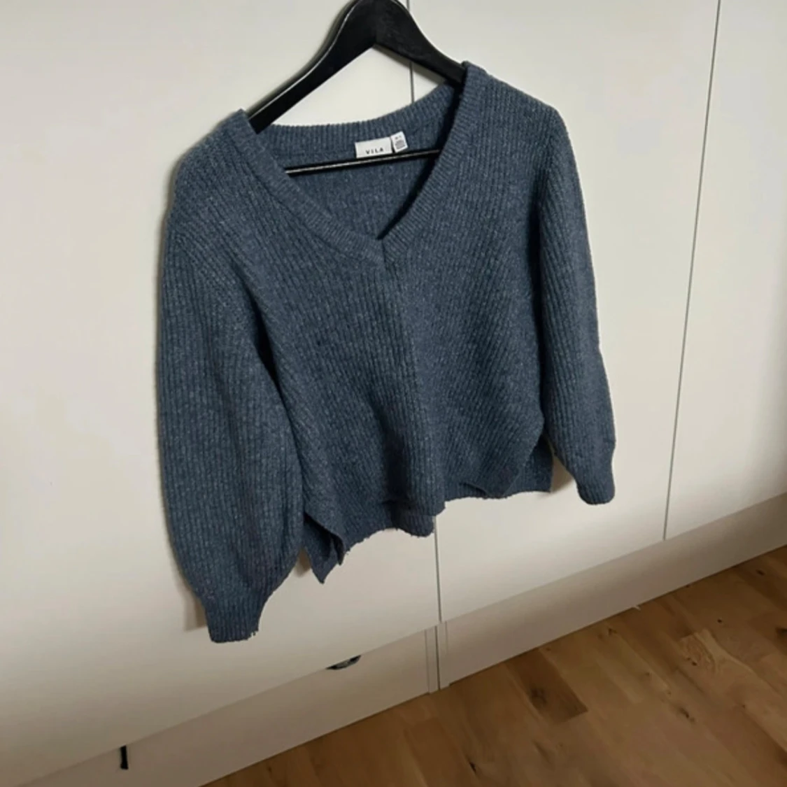 Ribbstickad V-ringad tröja från Vila - 1