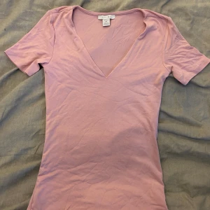 Ljusrosa v-ringad topp från Amisu - Super söt🫶🏻