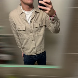 Overshirt  - As snygg Overshirt | Storlek S | Cond 9,9/10 | Modellen på bild är 180 o väger 75kg | Hör av er vid fler funderingar!
