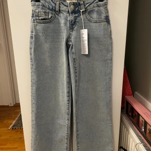 Ultra low wide jeans från Gina Tricot - Helt nya ljusblå jeans från Gina Tricot med ultra låg midja och breda ben. Aldrig använda och har fortfarande kvar lappen. Nypris är 400 kr och jag säljer för 200kr 