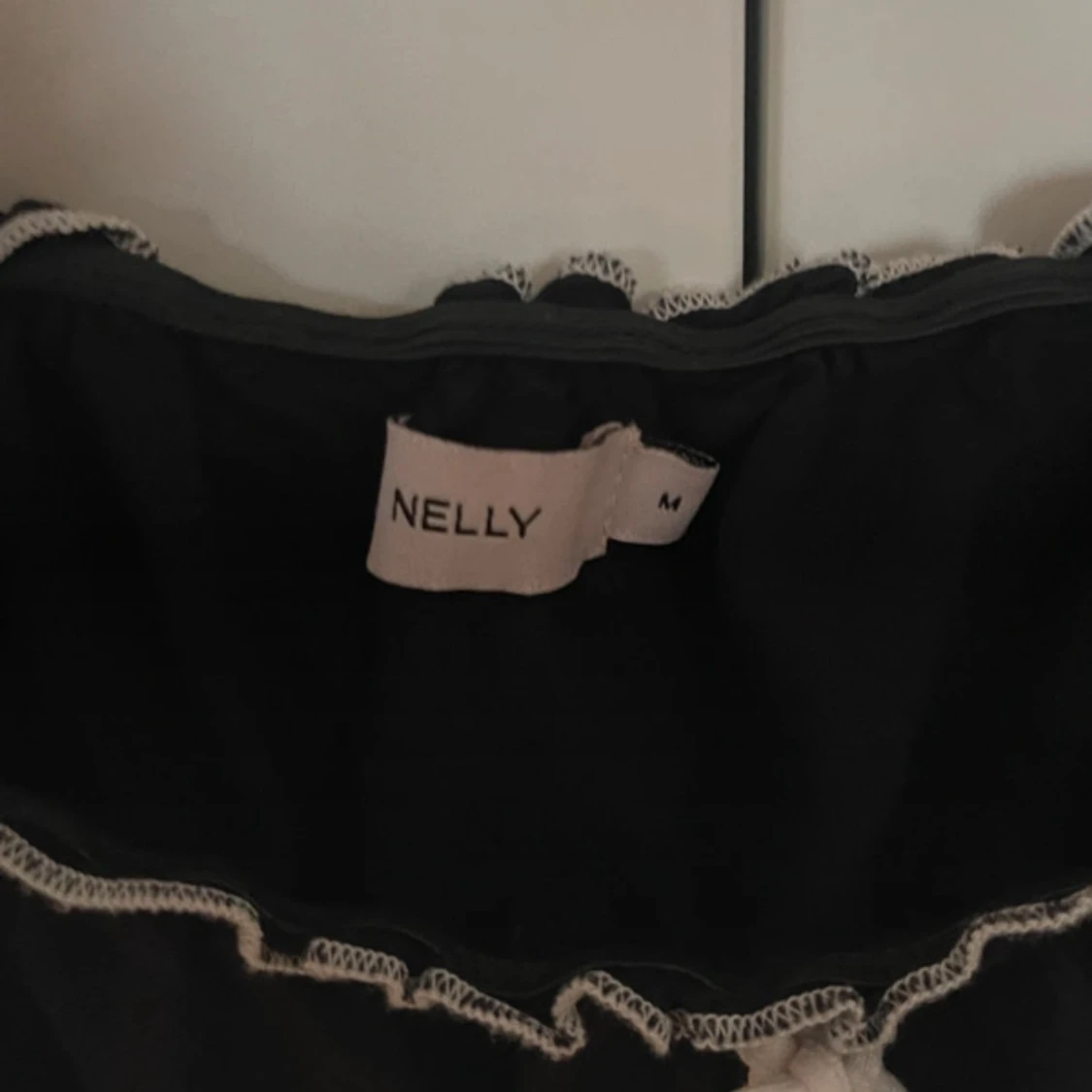 Svart volangtopp med snörning från Nelly - 2