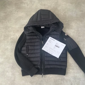 Moncler Cardigan Tricot - Säljer en äkta moncler cardigan Tricot i svart färg, pris är ej hugget i sten 🪨 