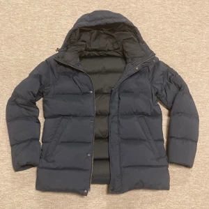 Fet J.Lindeberg Dunjacka - Säljer denna feta J.Lindeberg Dunjacka! Extremt varm och skön att ha på vintern, lättviktig. En clean mörkblå look + J.Lindeberg loggan på armen. Skick mycket bra 8-9/10 inga defekter och mycket sparsamt använd. Modell: J lindeberg Bane Down Jacket// Nypris: ca 4000 kr// Hör av er om frågor