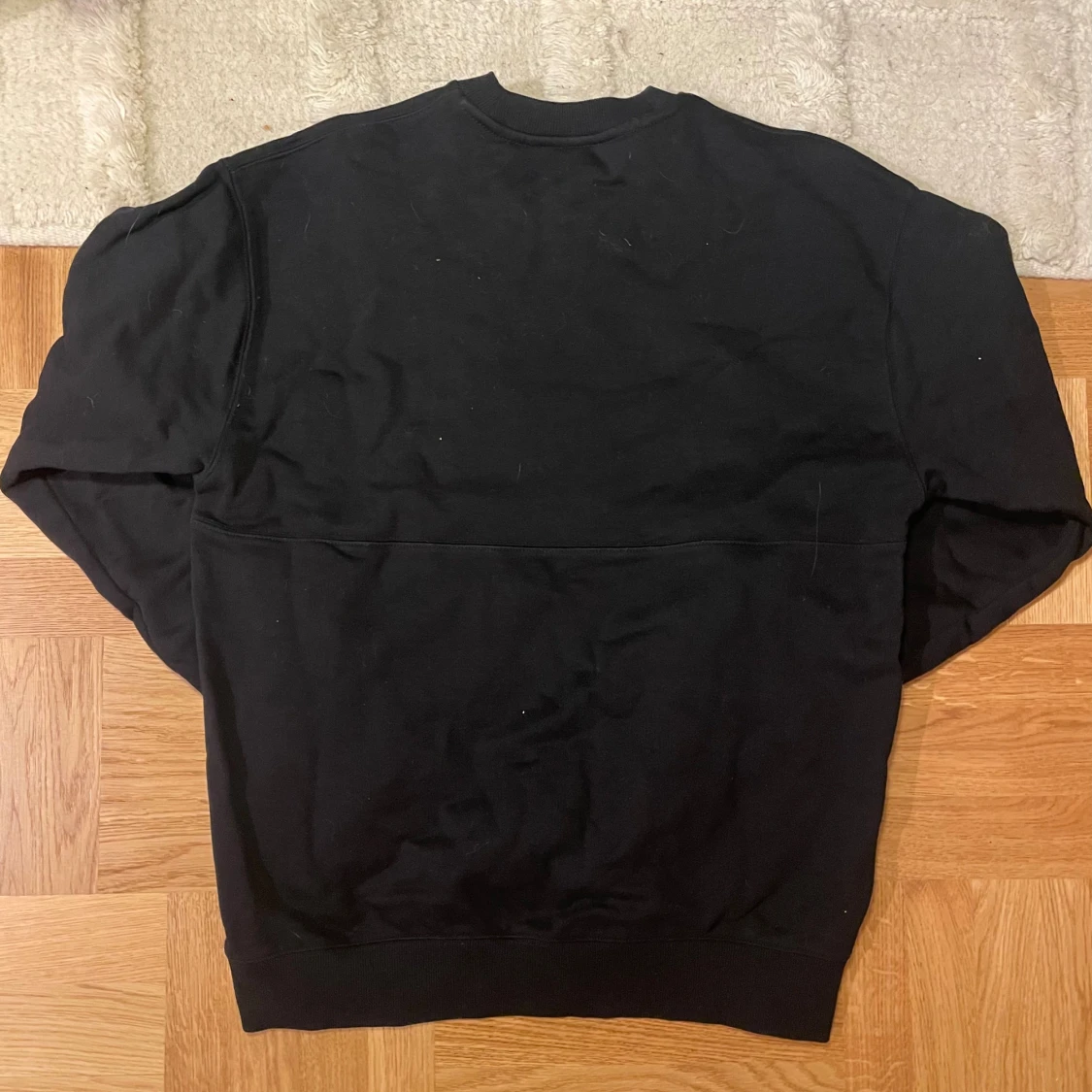 Svart sweatshirt från Yoke, storlek M