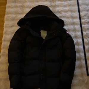 Canada Goose Wyndham - Helt oanvänd Canada Goose Wyndham stl S, legat i källaren i 3 år då den inte kommit till användning.