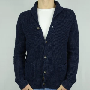 Ralph Lauren cardigan  - POLO RALPH LAUREN CARDIGAN  Storlek : S  Passform : Passar M  Användning : Tröjan är i ett väldigt fint skick utan defekter  Nypris : Cirka 3500SEK  Modellen på bilen är 182CM och väger 76KG