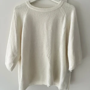 Vit stickad tröja - Skön och fin vit stickad tröja med ärmar ner till armvecket ungefär. Använd fåtal gånger så den är ännu i väldigt fint skick!☺️💕