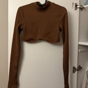 Crop top - Magtröja från H&M. Aldrig använd. Storlek S 🤎