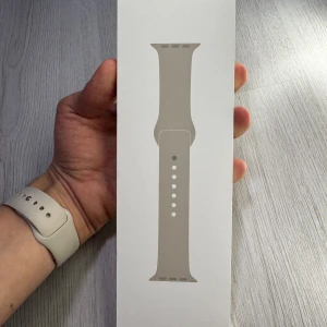 Apple Watch Sport Band 45mm – Starlight - Hej hej!  Säljer en helt ny original Apple Sport Band i färgen Starlight. Originalförpackningen är OBRUTEN. Passar alla Apple Watch-modeller med 45 mm boett.  Passande handleder är 160-210 mm (M/L).  Butikspris: 595 kr  Mitt pris: endast 249 kr  Säg till om du har några frågor :)