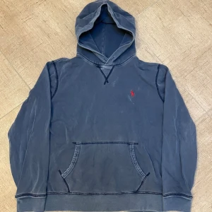 Ralph Lauren hoodie  - En blå fade Ralph Lauren hoodie i väldigt bra skick! Storlek s/m, passformen sitter perfekt! Kontakta gärna oss om du har frågor, dessutom är priset inte hugget i sten!