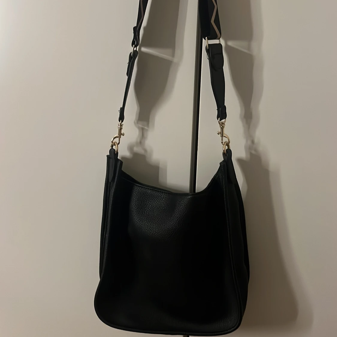 Svart axelväska med bred rem