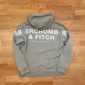 Abercrombie & fitch Hoodie - Säljer nu en sjukt fet A&F hoodie med stort tryck där bak, och litet diskret där fram! Passar perfekt för dig med en avslappnad stil, hör av er vid frågor🤩