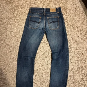 Nudie jeans relaxed straight fit easy emil  - Nudie jeans relaxed fit modell easy emil. Mycket bra skick, inga märkvärdiga defekter. Storlek w30, postas antigen samma dag som köp eller dagen därpå🙌💯