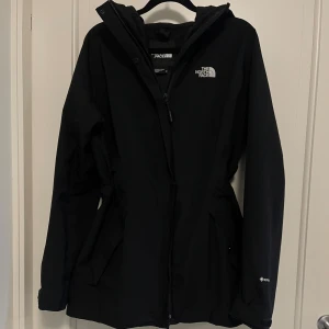 Svart Gore-Tex jacka från The North Face M - Säljer en väldigt fin jacka från the North Face som är vind och vattentät, har inga tecken på användning, har bra fickor, huva och har justerbara remmar så man får en fin form🥰