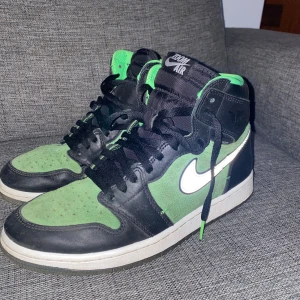  Air Jordan 1 retro high zoom zen green - Använda cirka 6-7 gånger. Inga defekter. Finns lite smuts men inget överdrivet märkbart. Är vi inget sneakerhead så be om dom bilder som behövs om de ej finns