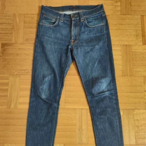 Blå Nudie Jeans - Blå Nudie Jeans för män. Nyskick utan skador eller slitningar. Storlek waist 30 / Lenght 32. Modellen är Lean Dean tillverkade i Italien. Hör av vid intresse/funderingar. PRIS KAN DISKUTERAS!