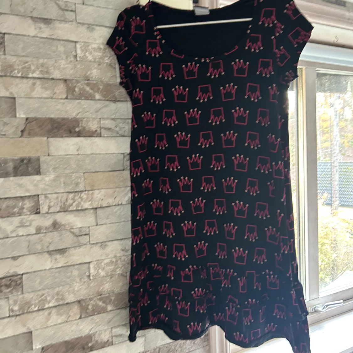 Svart kortklänning med rosa kronor