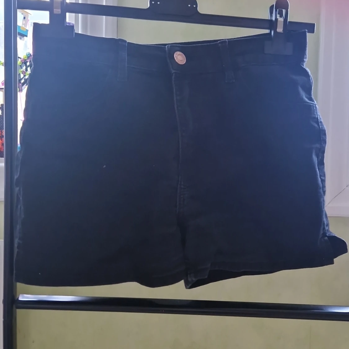 Svarta högmidjade shorts från H&M