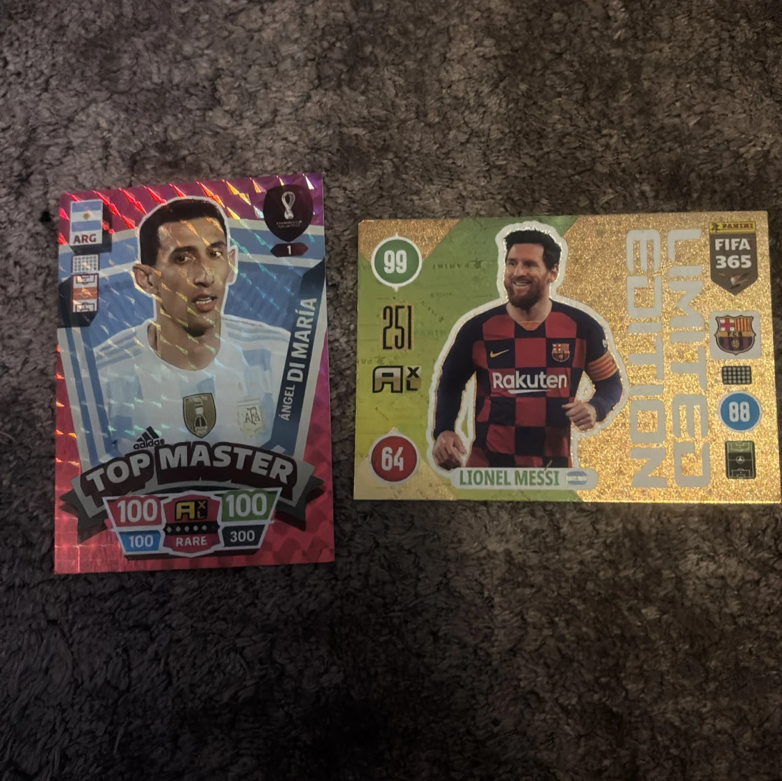 Jag säljer mycket bra fotbolls kort och även en fotbolls bok där du kan lägga dina kort i  - 2