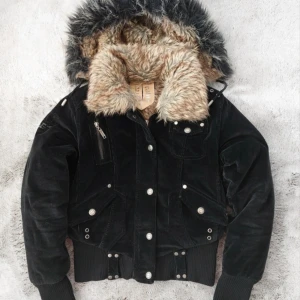 Black short furry jacket vintage y2k - • Kort svart vintagejacka i manchestertyg från 2000-talet • Fodrad med fuskpäls • Stängs med tryckknappar • Krage i fuskpäls (avtagbar) • Varm och passar för vinter • Storlek: XS/S • Några defekter finns • Mått:• Axelbredd: 48 cm • Längd: 54 cm • Ärmlängd: 49 cm • Armhåla: 48 cm