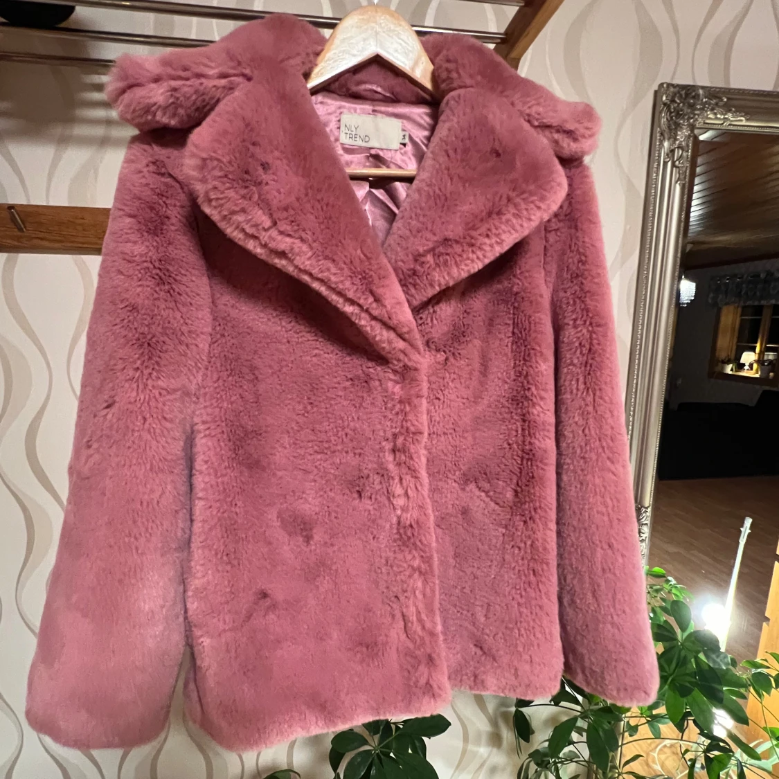 Rosa pälsjacka från NLY Trend - 3