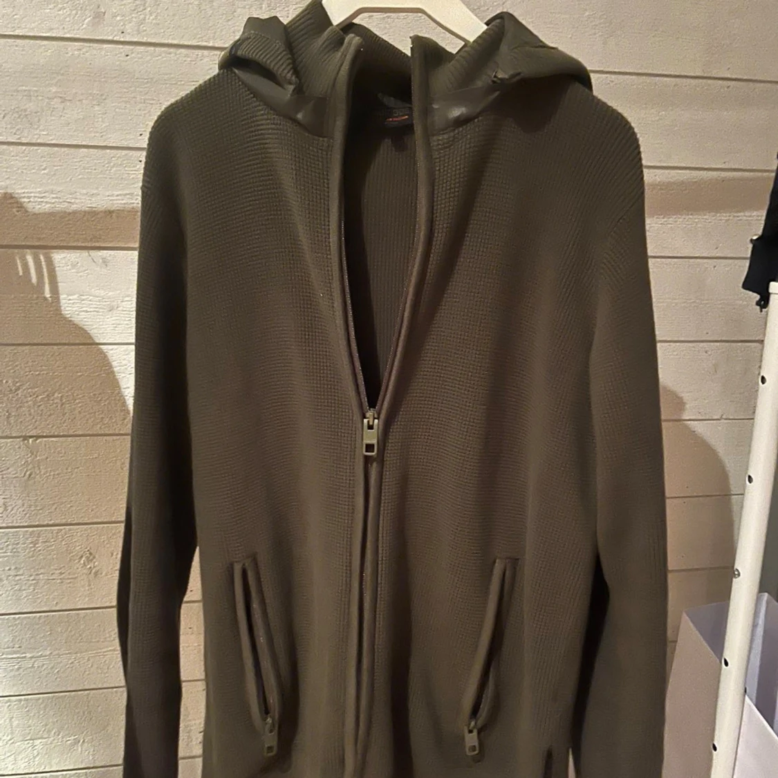 Olivgrön hoodie med dragkedja - 1