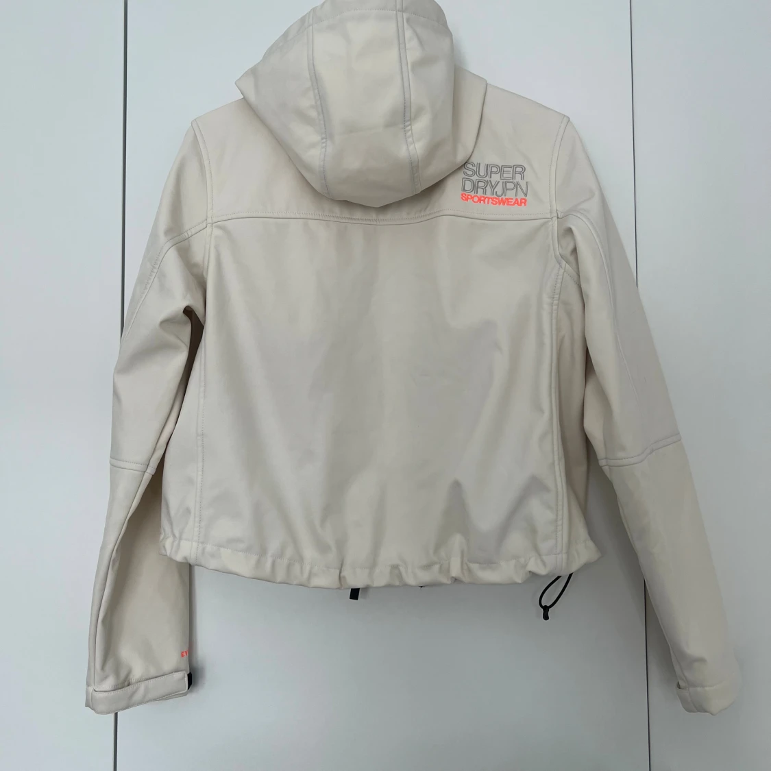 Beige vindjacka från Superdry - 2