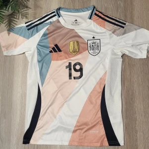 Spanien fotbollströja med lamine yamal - Spaniens borta ställ med lamine yamal på. Priset kan diskuteras vid snabb affär.     Kan skickas direkt 