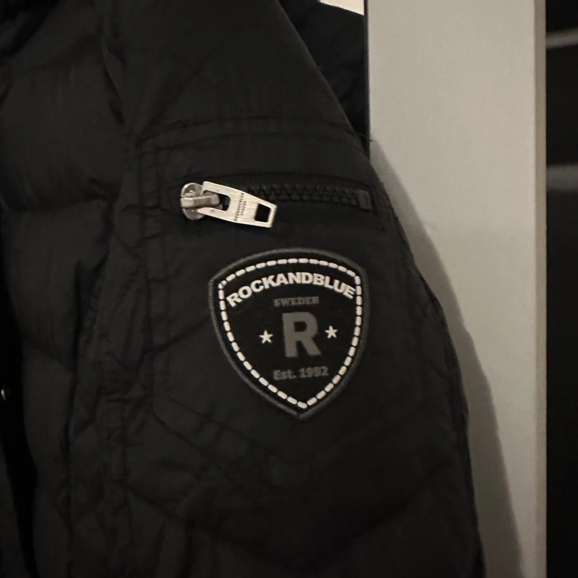 Svart dunjacka Rockandblue med huva - 1