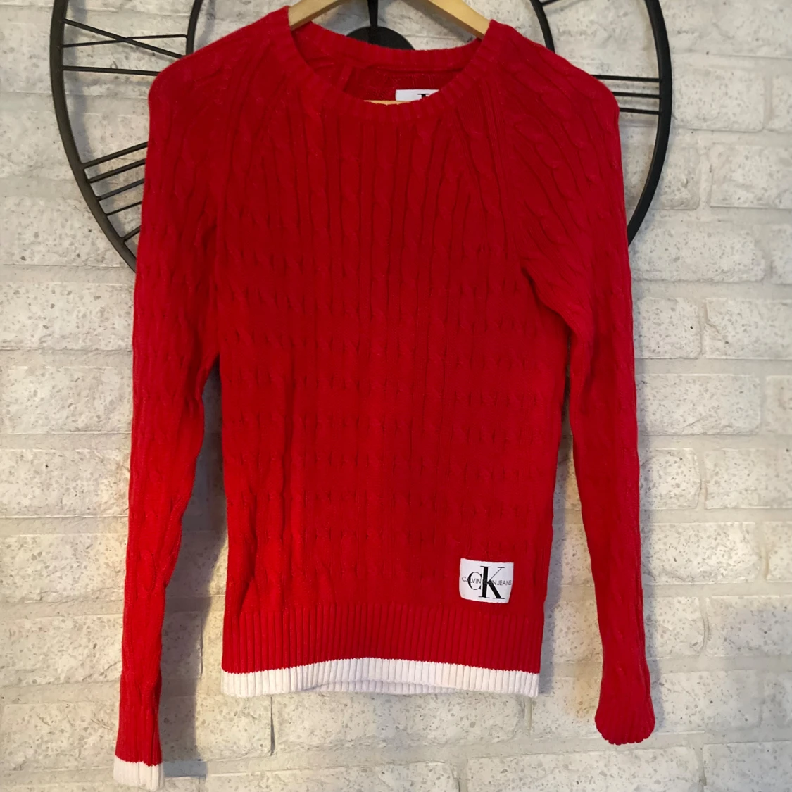 Röd stickad tröja från Calvin Klein