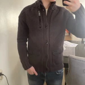 Stickad cardigan - Otroligt snygg stickad cardigan. Passar perfekt till kallare väder. Modellen är 180cm, 73kg. Priset går att diskutera.