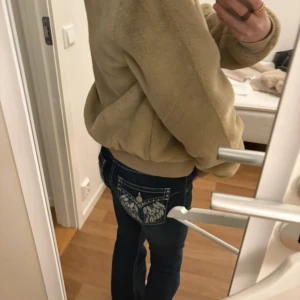 Beige teddyjacka från ONLY - beige teddyjacka från ONLY i storlek M. mjuk och fluffig yta, samt dragkedja framtill. Perfekt för dig som gillar chill och cozy vibes, använde aldrig, HELT NY men UTAN PRISLAPP eller FÖRPACKNING kostade 700kr