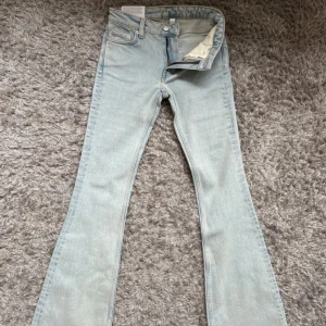 Bootcut jeans i ljusblå denim Weekday - Nya med prislapp på, tyvärr för små för mig! Även slutsålda!! Nypris 590💗